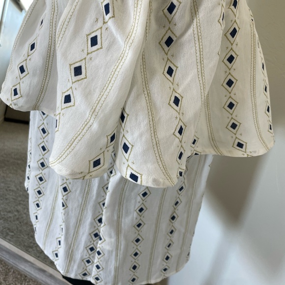 NWT off shoulder blouse. Size large. - Picture 3 of 5